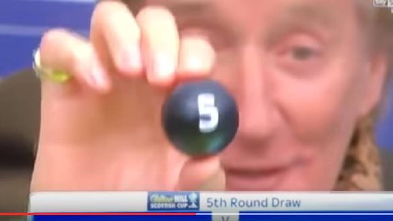 Irre Auslosungs-Show mit Rod Stewart