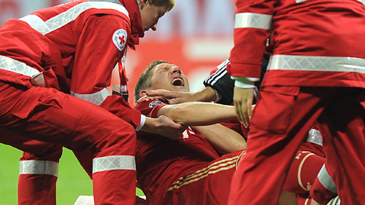 Schweinsteiger muss auf einer Trage vom Platz gebracht werden und fällt für den Rest des Jahres aus. Erst zum Rückrundenstart am 20. Januar gibt er sein Comeback