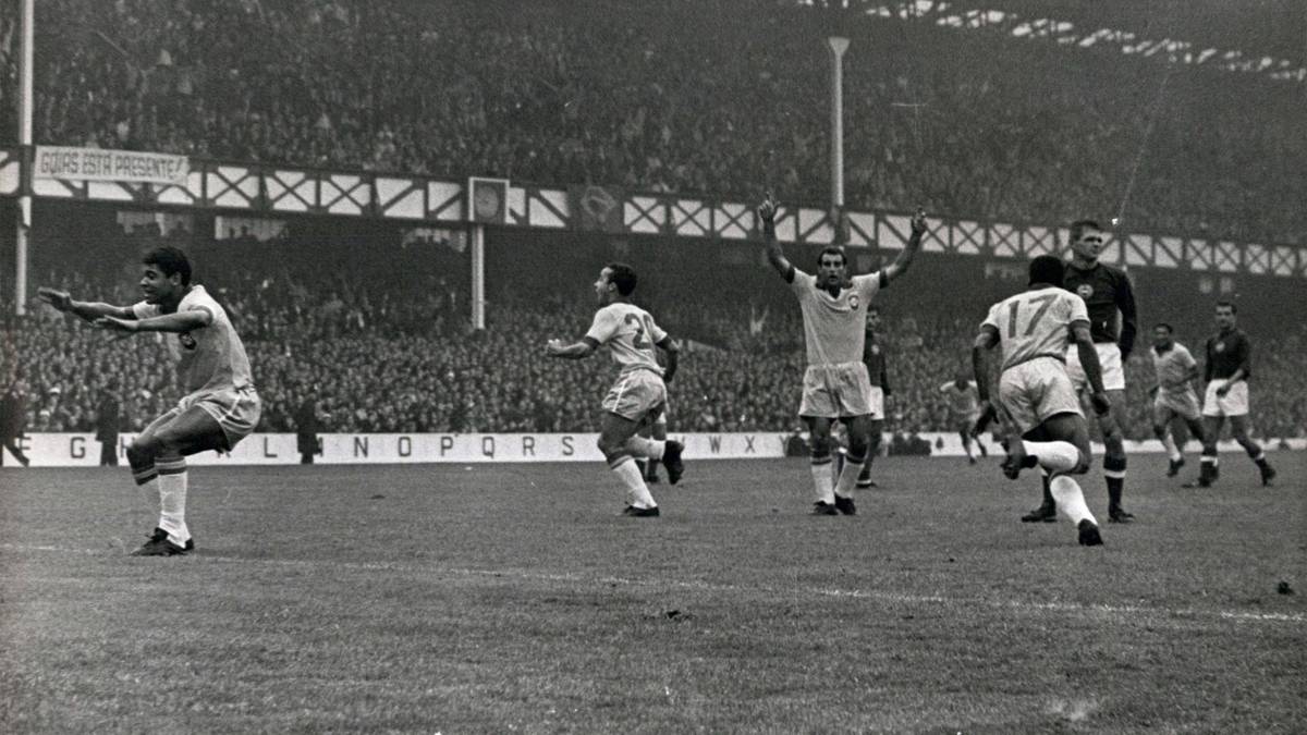 PLATZ 10 - TOSTAO (Brasilien/WM 1966): Das Turnier in England endete für die Selecao bereits in der Gruppenphase. Unter anderem verlor Brasilien ohne den verletzten Pele 1:3 gegen Ungarn. Tostao sprang für den Jahrhundertfußballer ein und schoss mit 19 Jahren und 171 Tagen auch gleich einen Treffer