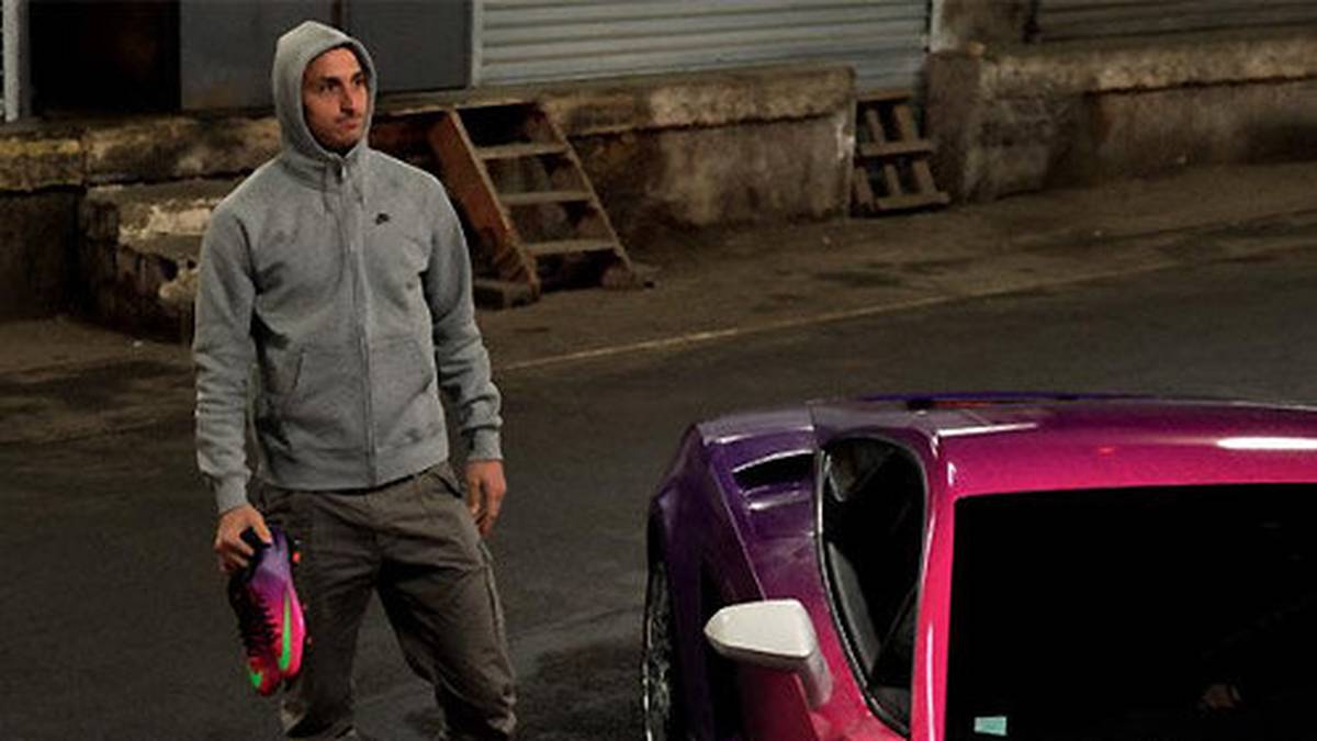 Noch nicht ausgefallen genug? Für Werbezwecke lässt sich "Ibrakadabra" neben einem pinken Lamborghini ablichten