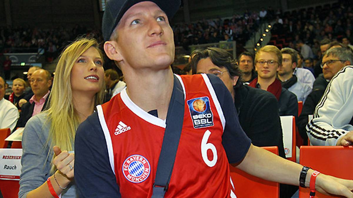 Mit seiner damaligen Freundin Sarah Brandner besucht Schweinsteiger während seiner Verletzungspause die Basketballer des FC Bayern. Eine Schiene soll nach der OP an der verletzten Schulter stützen und einer schnellen Regeneration zuträglich sein