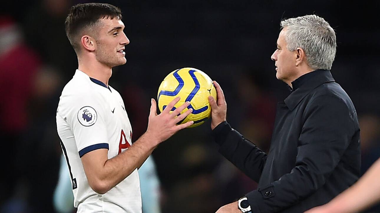José Mourinho (r.) im Gespräch mit Troy Parrott
