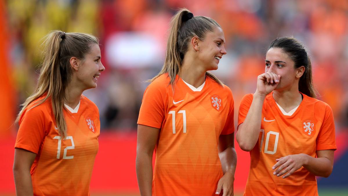 PLATZ 6 - NIEDERLANDE: Wurden vor zwei Jahren völlig überraschend Europameisterinnen im eigenen Land. Das Team um Lieke Martens (Foto, Mitte) muss in Frankreich aber ohne die Heim-Euphorie auskommen. Dazu kommt die gewachsene Konkurrenz bei der WM. Das Halbfinale ist das Höchste der Gefühle