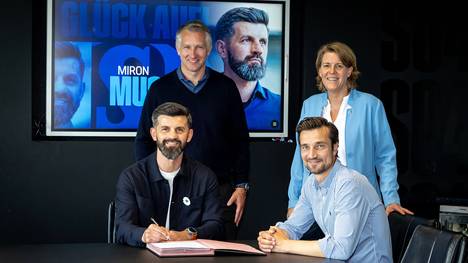 Der FC Schalke 04 hat einen neuen Trainer aus England verpflichtet.