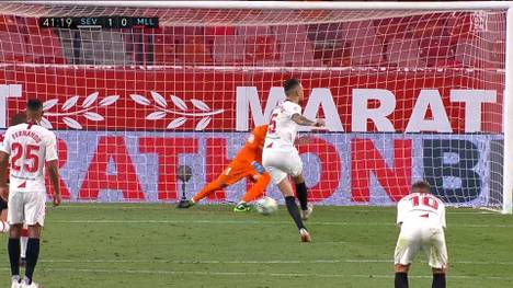 Lucas Ocampos hat offenbar Nerven aus Stahl. Der Sevilla-Akteur verwandelt einen Elfmeter gegen Mallorca ganz sicher. Und das, ohne so richtig hinzugucken.