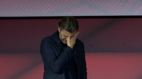 Hainer würdigt die Verdienste von Marko Pesic für die Bayern-Basketballer. Hainer schlägt Pesic als ersten Basketballer als Ehrenmitglied des Vereins vor. Pesic zeigt sich sichtlich gerührt. 