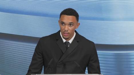 Trent Alexander-Arnold wurde offiziell bei Real Madrid vorgestellt. Bei seiner Präsentation überraschte der Engländer mit fließendem Spanisch.
