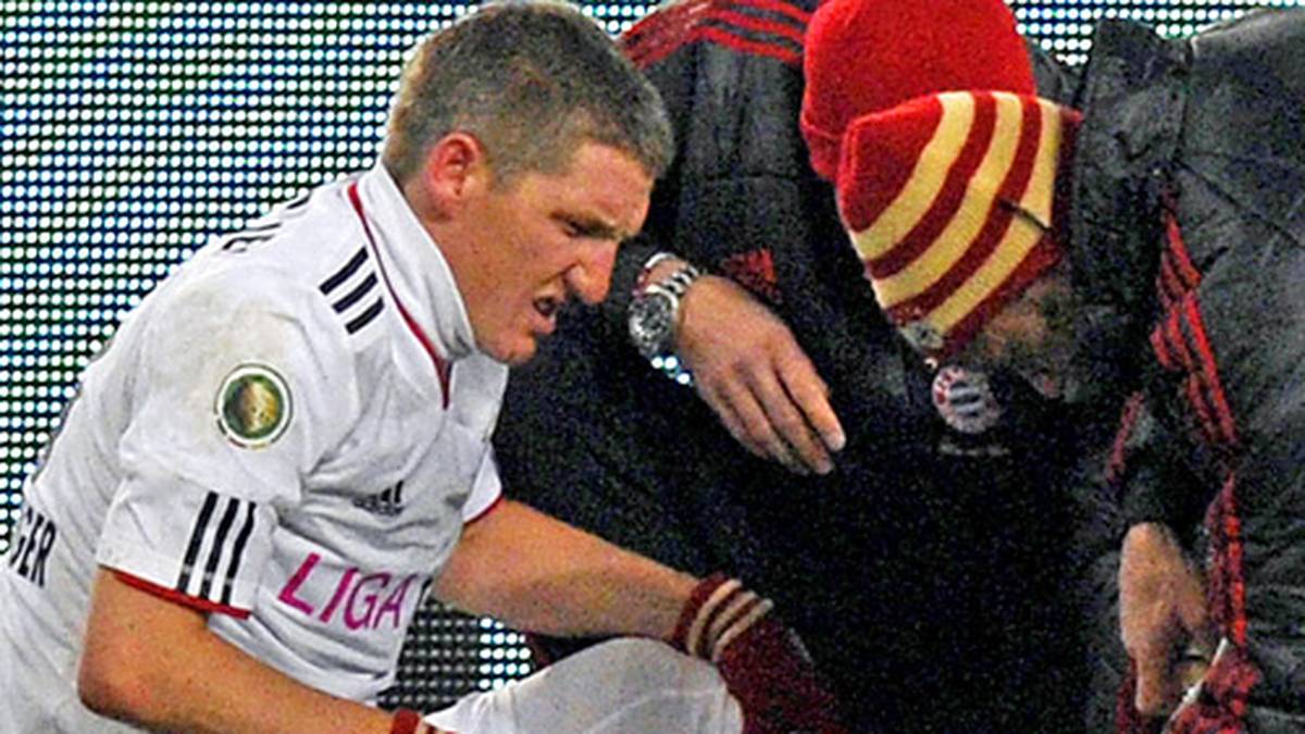 Doch nach Schweinsteigers Rückkehr auf den Platz gibt es bald den nächsten Rückschlag. Im DFB-Pokal-Viertelfinale gegen den VfB Stuttgart am 8. Februar 2012 beginnt seine lange Leidenszeit mit dem Sprunggelenk im rechten Knöchel