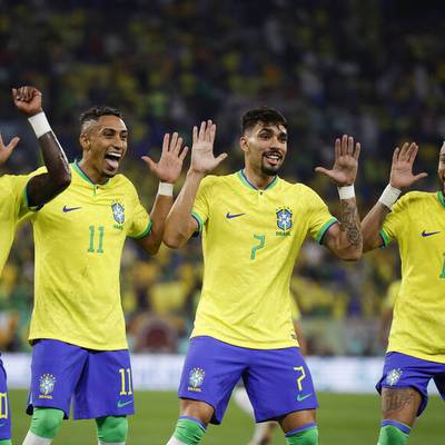 WM-Favorit Brasilien brilliert gegen Südkorea und schießt den Außenseiter schon in der ersten Halbzeit ab. Netz und Experten reagieren euphorisch. Doch es gibt auch kritische Töne.