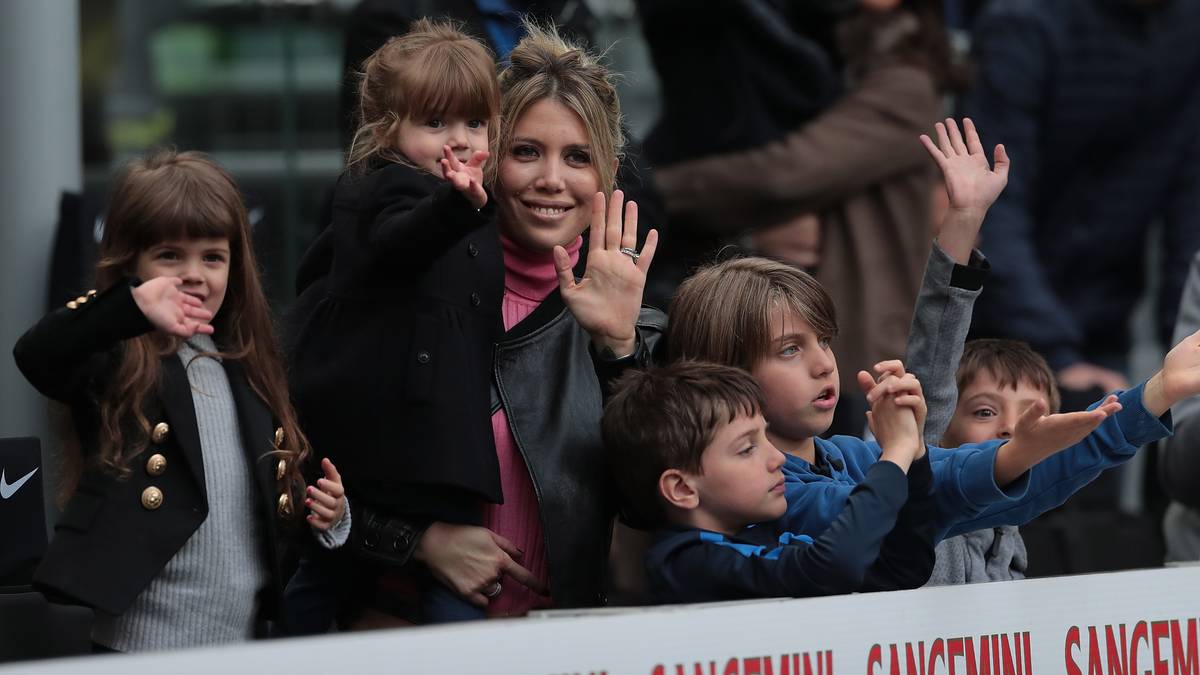 Zusammen mit ihrem zweiten Ehemann bekam Wanda zwei Töchter. Icardi ließ sich ihre Namen tätowieren, genau wie die der drei Kinder, die seine Frau mit in die Ehe brachte. Neben ihren Beschäftigungen als Mutter und Spielerberaterin trieb die Argentinierin ihre Karriere als Model voran
