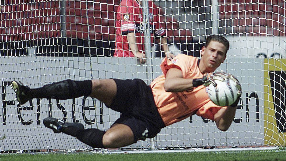 PLATZ 27 - TIM WIESE: Ja, auch Wiese macht seinen ersten großen Karriereschritt im Winter. Mitte Januar 2002 wechselt der Keeper von Fortuna Köln zum 1. FC Kaiserslautern. Kurios: Die 50.000 Euro, die die Roten Teufel damals für ihn bezahlen, sollen in Wieses gesamter Karriere die einzige Ablöse bleiben, die ein Verein für ihn bezahlt