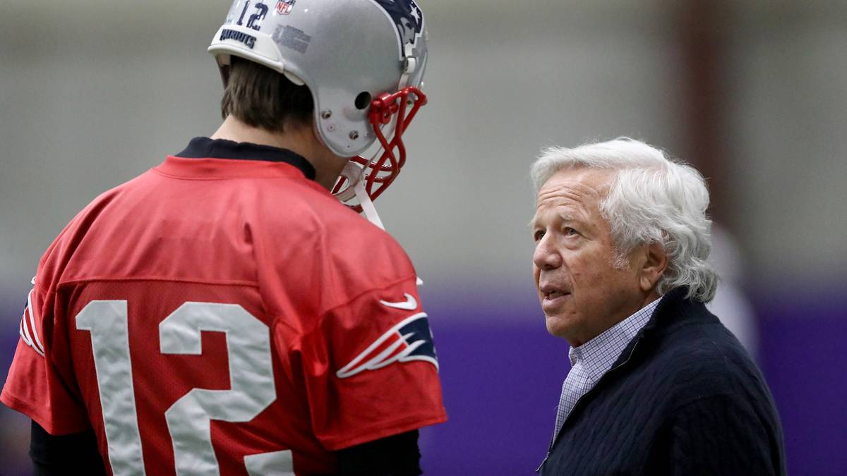 PLATZ 14: Robert Kraft, Vermögen: 5,4 Milliarden Euro - Besitzer der New England Patriots (Football, NFL), weshalb er sich (wie auf diesem Foto) des Öfteren mit Star-Quarterback Tom Brady unterhalten dürfte. Auch MLS-Klub New England Revolution ist in seinem Besitz. Mit der in der Papier- und Verpackungsindustrie tätigen Unternehmensgruppe "The Kraft Group" häufte er sein Vermögen an