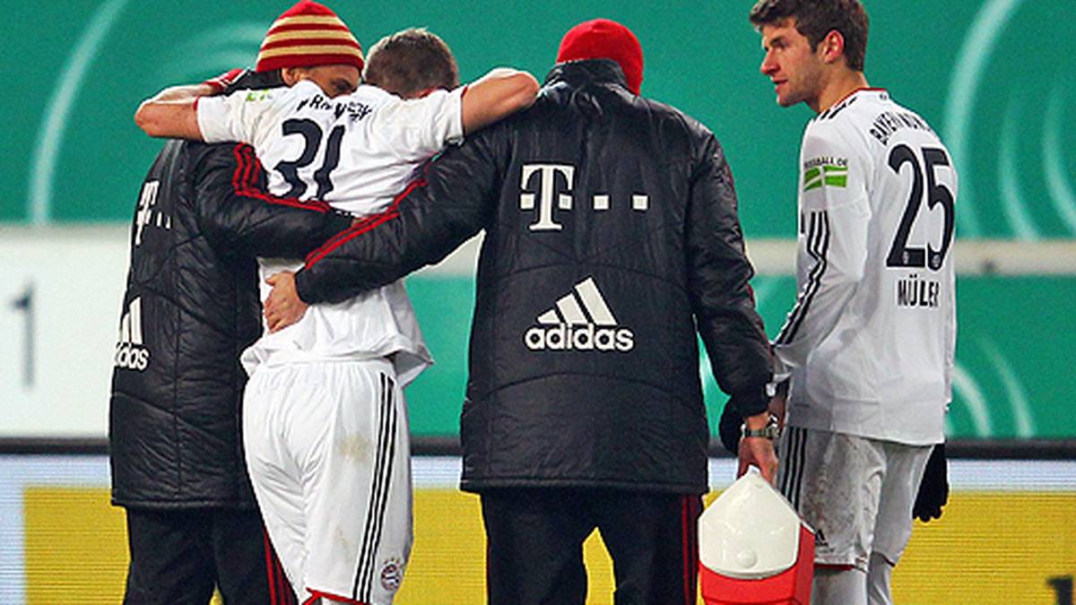 Bei einer Attacke von VfB-Innenverteidiger Georg Niedermeier reißt dem Bayern-Regisseur das vordere Außenband im rechten Sprunggelenk - er fällt wochenlang aus