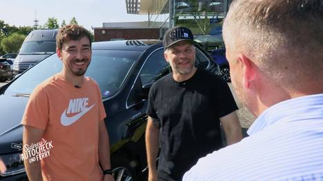 Ein großes SUV mit viel Ausstattung für vergleichsweise wenig Geld: Sidney und Ferry nehmen diesmal einen Ford Edge Vignale unter die Lupe. Der 2016er Diesel mit rund 130.000 Kilometern soll zeigen, ob der seltenere Amerikaner eine echte Alternative zu bekannten Modellen wie dem VW Tiguan sein kann.

Beim ersten Check fallen typische Gebrauchsspuren, kleinere Lackschäden und die markante, amerikanisch geprägte Optik auf. Sidney erklärt, worauf Käufer bei Karosserie, Rostschutz und Ausstattung achten sollten. Gleichzeitig überrascht der Edge mit viel Komfort, Leder, zahlreichen Extras und einem insgesamt soliden Eindruck.
Auch auf der Probefahrt schlägt sich das SUV besser als erwartet. Fahrwerk, Lenkung und Bremsen funktionieren ordentlich, der Vignale-Innenraum hinterlässt einen hochwertigen Eindruck. Ganz so direkt wie ein Tiguan fährt sich der Edge zwar nicht, dafür punktet er mit Komfort und viel Auto fürs Geld.

Am Ende entscheidet vor allem der Preis: Für rund 20.000 Euro ist Sidney noch skeptisch. Doch bei etwa 17.000 Euro wird der Ford Edge plötzlich zu einer echten Alternative – und zu einem überraschend interessanten Gebrauchtwagen-Tipp.
