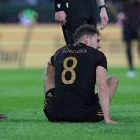 Fußball-Nationalspieler Leon Goretzka hat nach seiner verletzungsbedingten Auswechslung im Länderspiel gegen Belgien (2:3) Entwarnung gegeben.