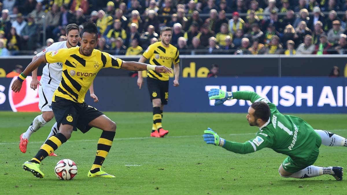 Sieben Minuten später erhöht Pierre-Emerick Aubameyang (l.) auf 2:0 für den BVB. Er lässt SC-Keeper Lukas Kruse keine Chance