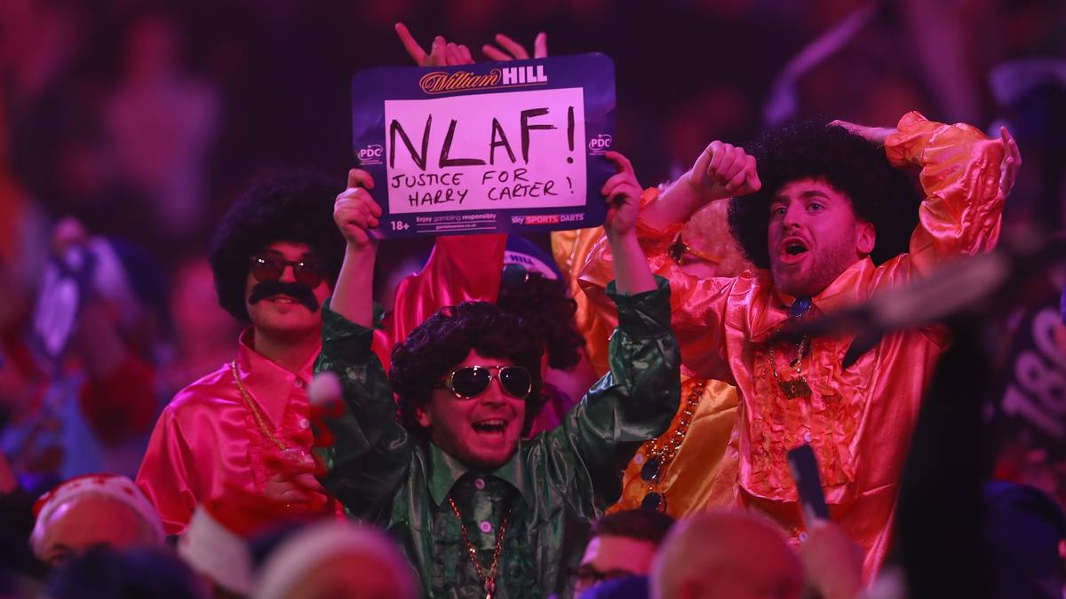 Neben Begeisterung für den Sport und für die Party nutzen einige Zuschauer die Veranstaltung auch, um Botschaften in die Welt zu schicken