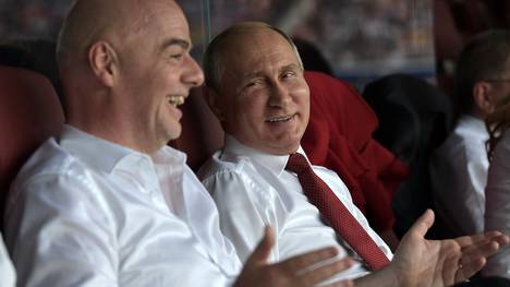 FIFA-Präsident Gianni Infantino (l.), hier mit dem russischen Präsidenten Wladimir Putin, und sein Verband verteidigen den eigenen Ethikcode