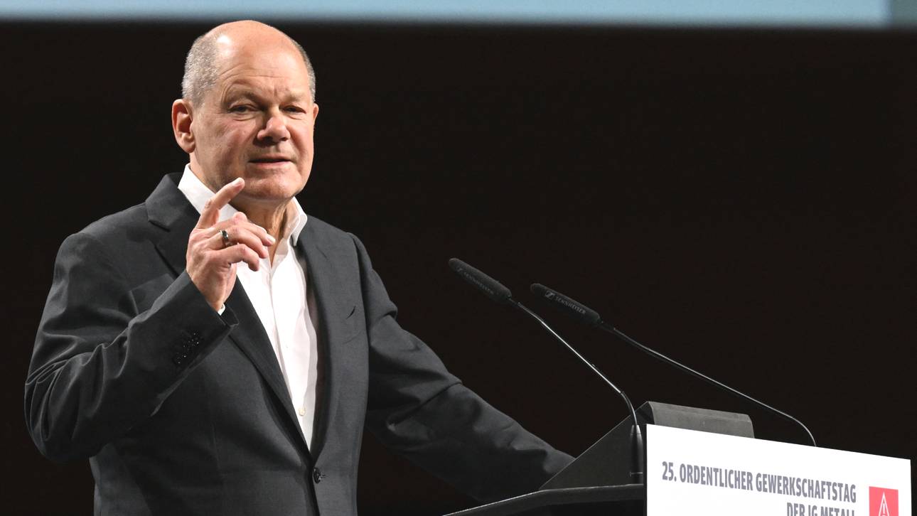 Scholz stattet DFB-Frauen Besuch ab