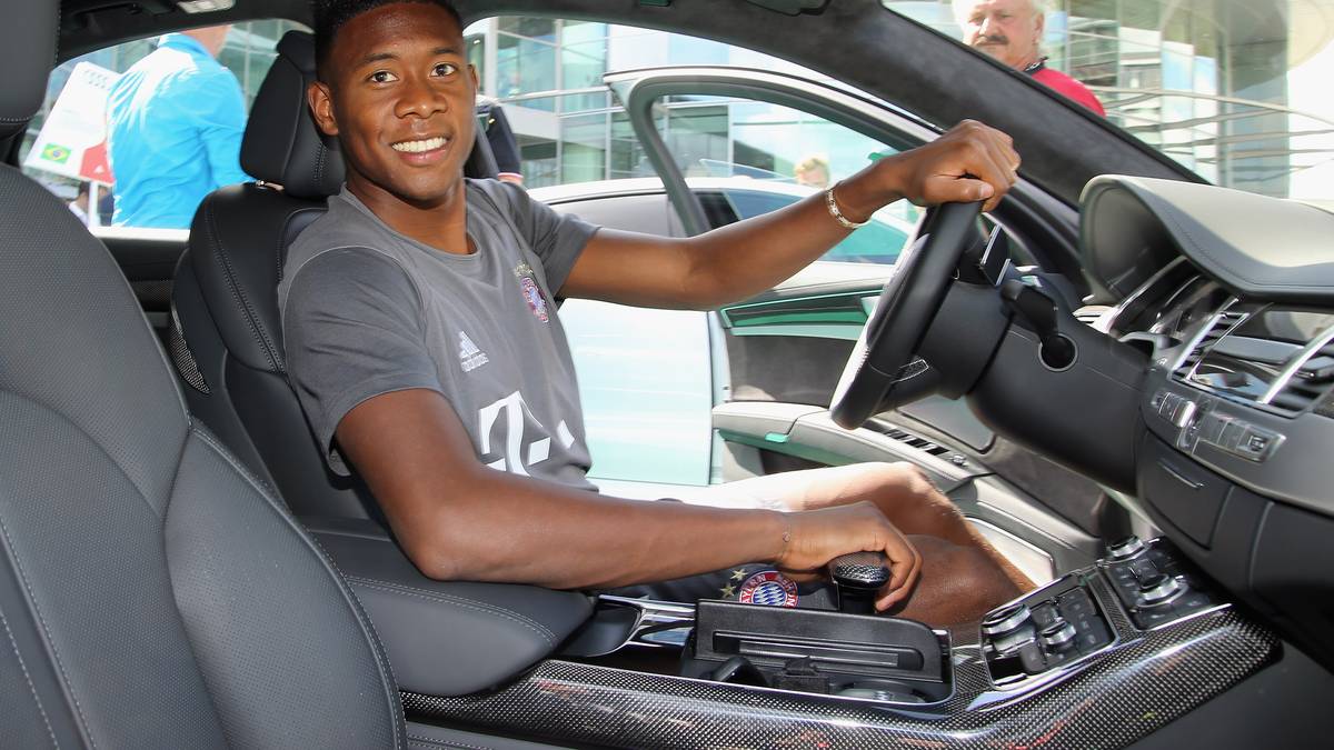 Hier nimmt David Alaba in seinem eigenen neuen Dienstwagen Platz. Sein Lächeln lässt vermuten, dass hier alles passt