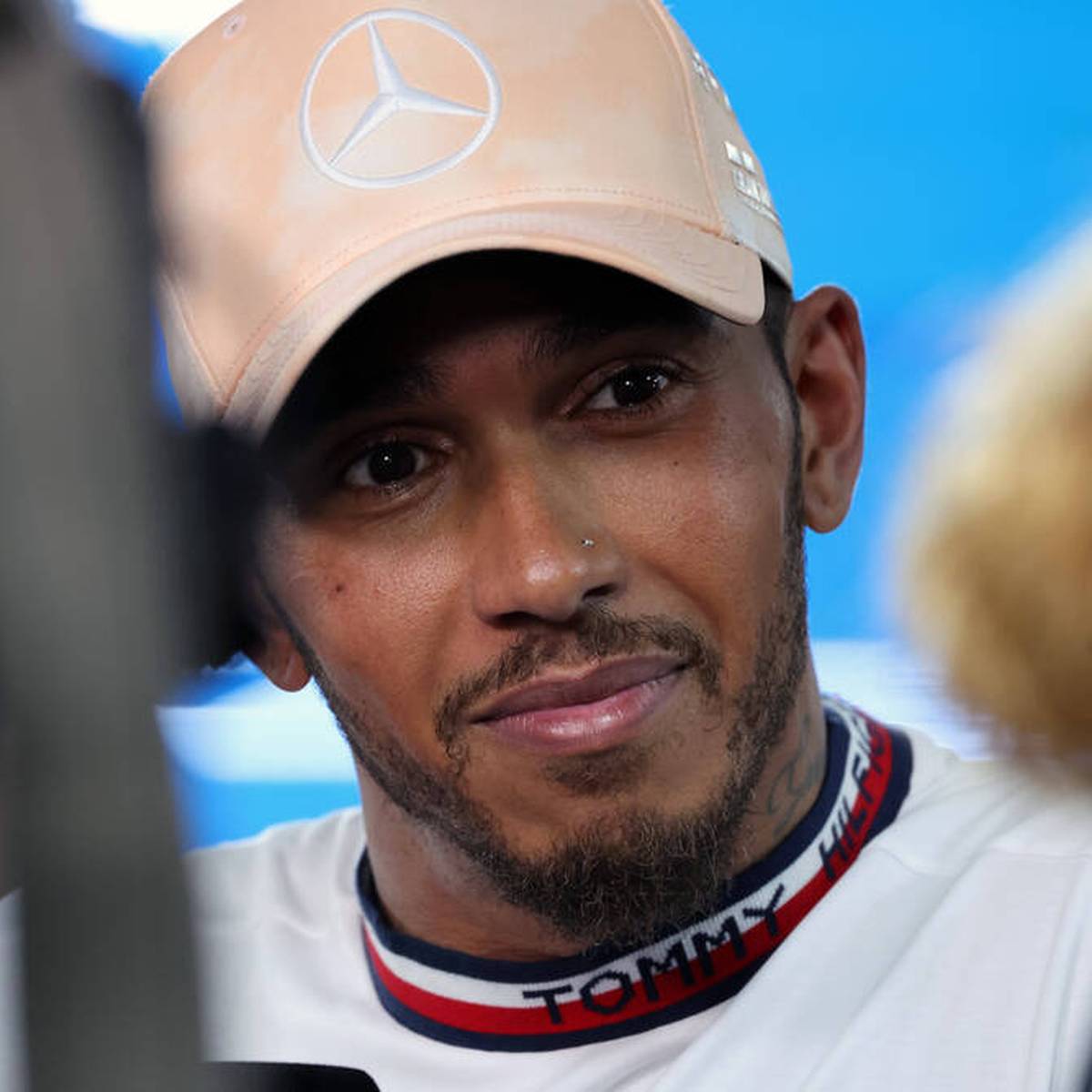 Im Budgetstreit der Formel 1 um Red Bull Racing steht mittlerweile vor allem die FIA unter Druck. Nun meldet sich auch Mercedes-Pilot Lewis Hamilton zu Wort.