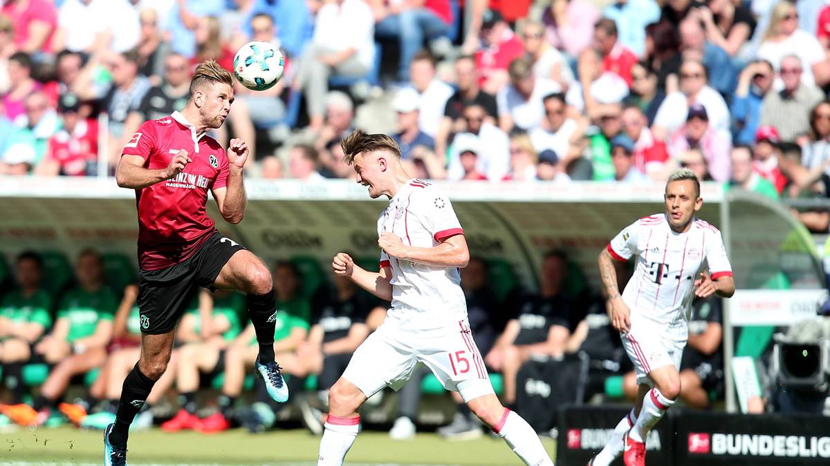 Dafür steht mit Lars Lukas Mai (M.) der Kapitän der Münchner U19 erstmals bei den Profis in der Startelf 