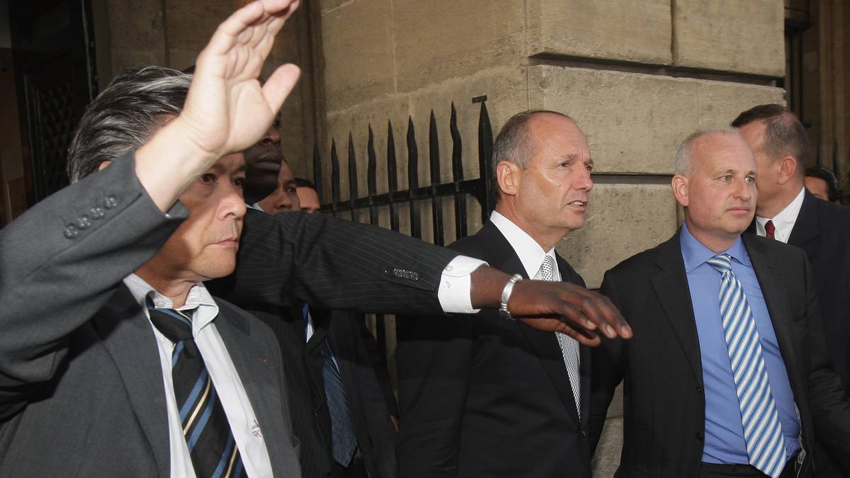 Doch dem Team steht selbst weitaus größerer Ärger im Haus: Wegen der sogenannten Spionage-Affäre werden dem Team vom Ron Dennis alle Punkte in der Konstrukteurswertung aberkannt und zu einer Geldstrafe von 100 Millionen US-Dollar verurteilt.