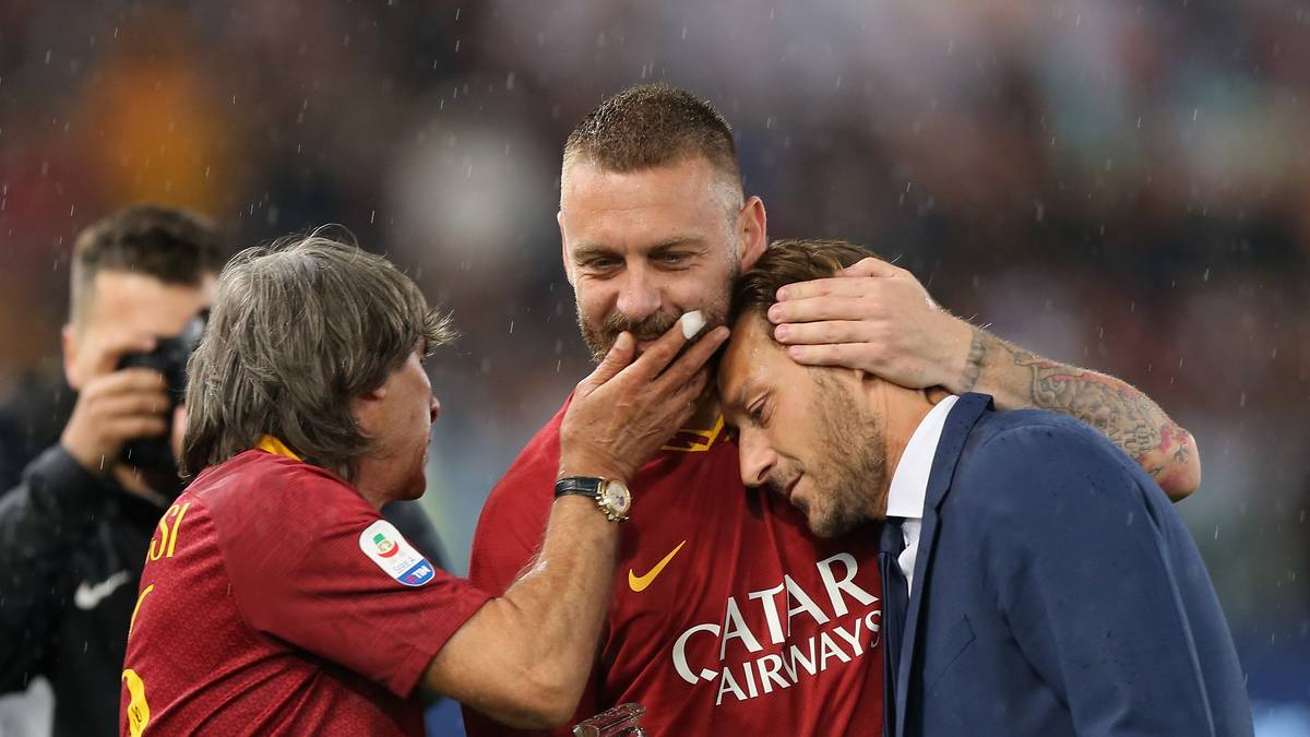 DANIELE DE ROSSI (AS Rom): Mit der Roma verbindet man zwei Namen unmittelbar. Francesco Totti und eben De Rossi. Letztgenannter wird nach 18 Jahren und 616 Spielen für die Giallorossi nun doch noch ein zweites Vereinstrikot überstreifen ...