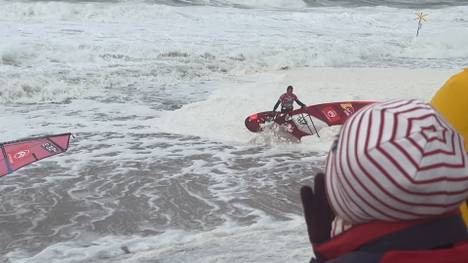 Im Wave-Finale des Windsurf World Cups auf Sylt duelliert sich Philip Köster mit drei Spaniern. Trotz erschwerter Bedingungen liefern sich die Finalisten ein packendes Rennen.