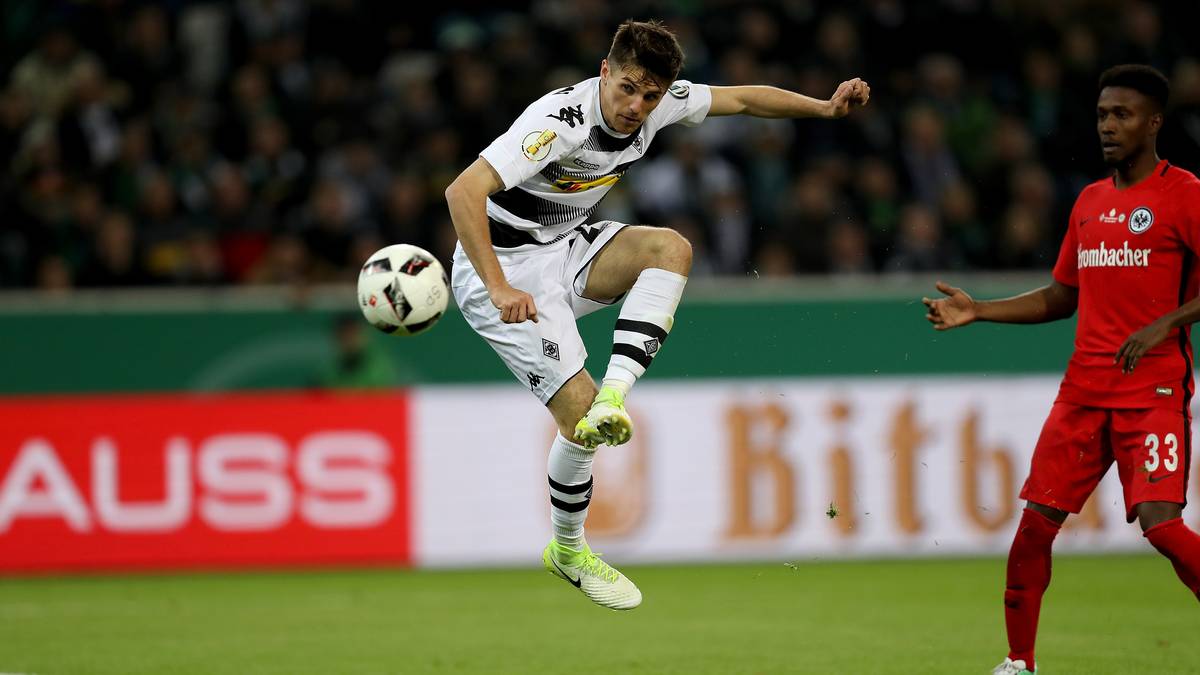 Als alle mit dem Pausenpfiff rechnen, steht Jonas Hofmann plötzlich frei und schiebt ein - Gladbach gleicht aus!