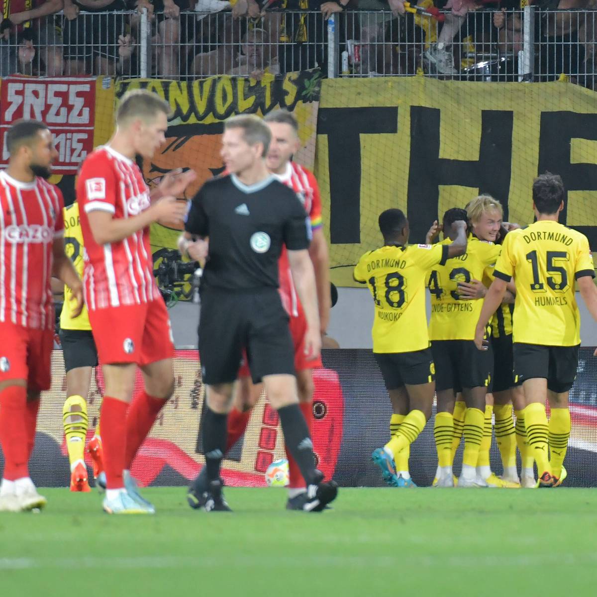 Borussia Dortmund feiert beim SC Freiburg seinen zweiten Saisonsieg in der Bundesliga. Heimtrainer Christian Streich ärgert sich vor allem über den umstrittenen dritten BVB-Treffer.