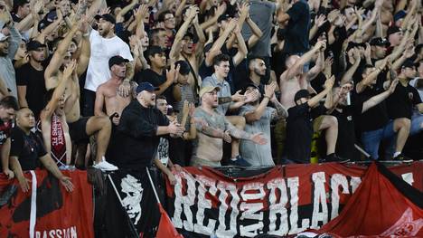 Fans des "Red and Black Bloc" sollen das Banner hochgehalten haben