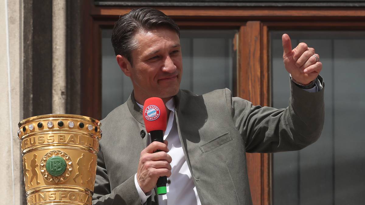 Während in den Nachwuchsmannschaften große Veränderungen anstehen, bleibt bei den Profis zumindest auf der Trainerbank alles beim Alten. Uli Hoeneß und Karl-Heinz Rummenigge beendeten nach dem Pokalsieg die wochenlangen Diskussionen und Gerüchte - Niko Kovac bleibt Bayern-Coach