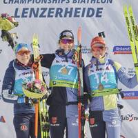 Bei der Biathlon-EM in Lenzerheide gibt es ein Top-Ergebnis aus Sicht der deutschen Frauen. Die vermeintliche Siegerin jubelt zu früh: Eine Konkurrentin hatte anscheinend zwei ihrer Zielscheiben abgeräumt.