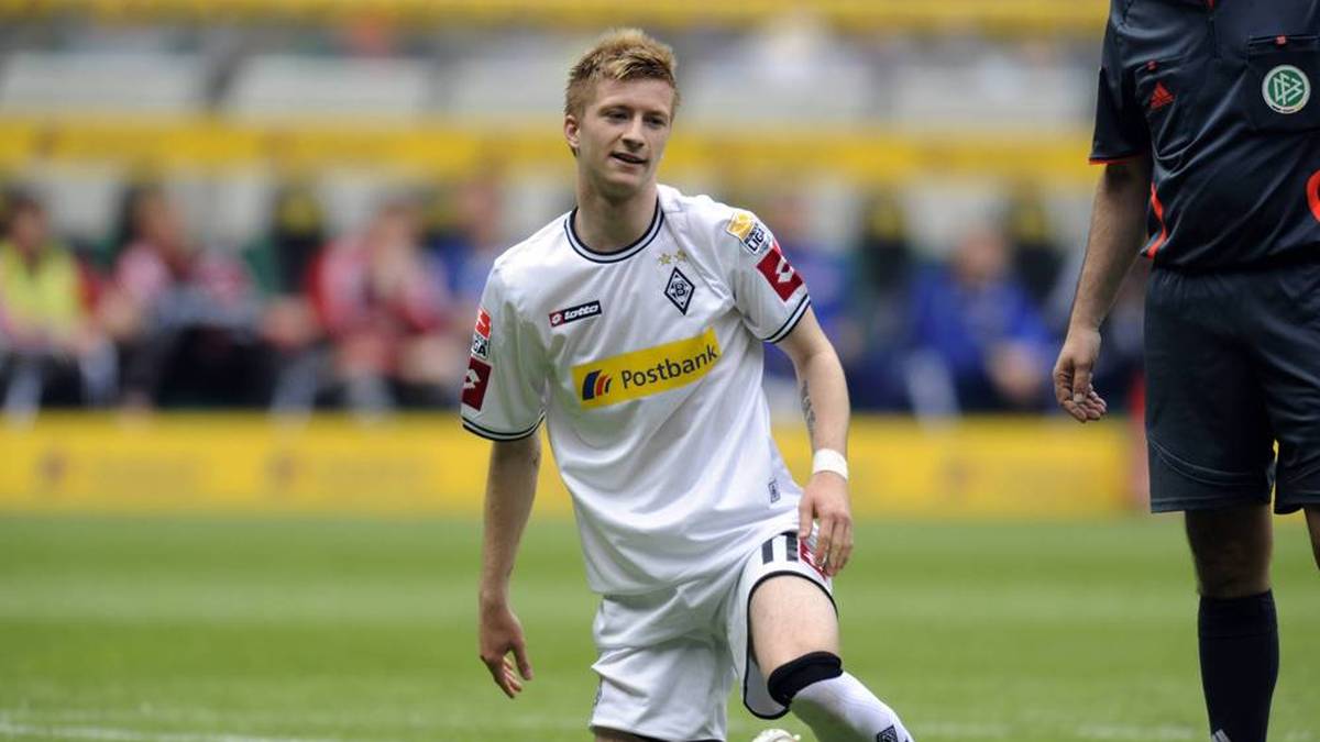 Einer der ersten Eberl-Transfers in Gladbach wird gleich sein wohl bester. Für eine Million Euro kommt Reus 2009 - gegen den Willen von Trainer Hans Meyer - von Zweitligist Rot Weiss Ahlen. Drei Jahre später wechselt Reus als Deutschlands Fußballer des Jahres nach Dortmund. Für viele ist Eberls erster Coup sogar einer der besten Transfers der Bundesliga-Geschichte.