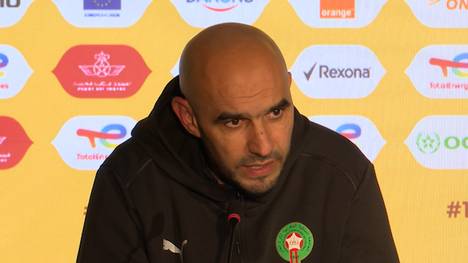 Nach dem Afrika-Cup-Finale findet Marokkos Trainer Walid Regragui deutliche Worte. Er kritisiert scharf die zehnminütige Spielunterbrechung und das Verhalten des senegalesischen Trainers. Außerdem äußert er sich zum verschossenen Panenka-Elfmeter von Brahim Díaz.
