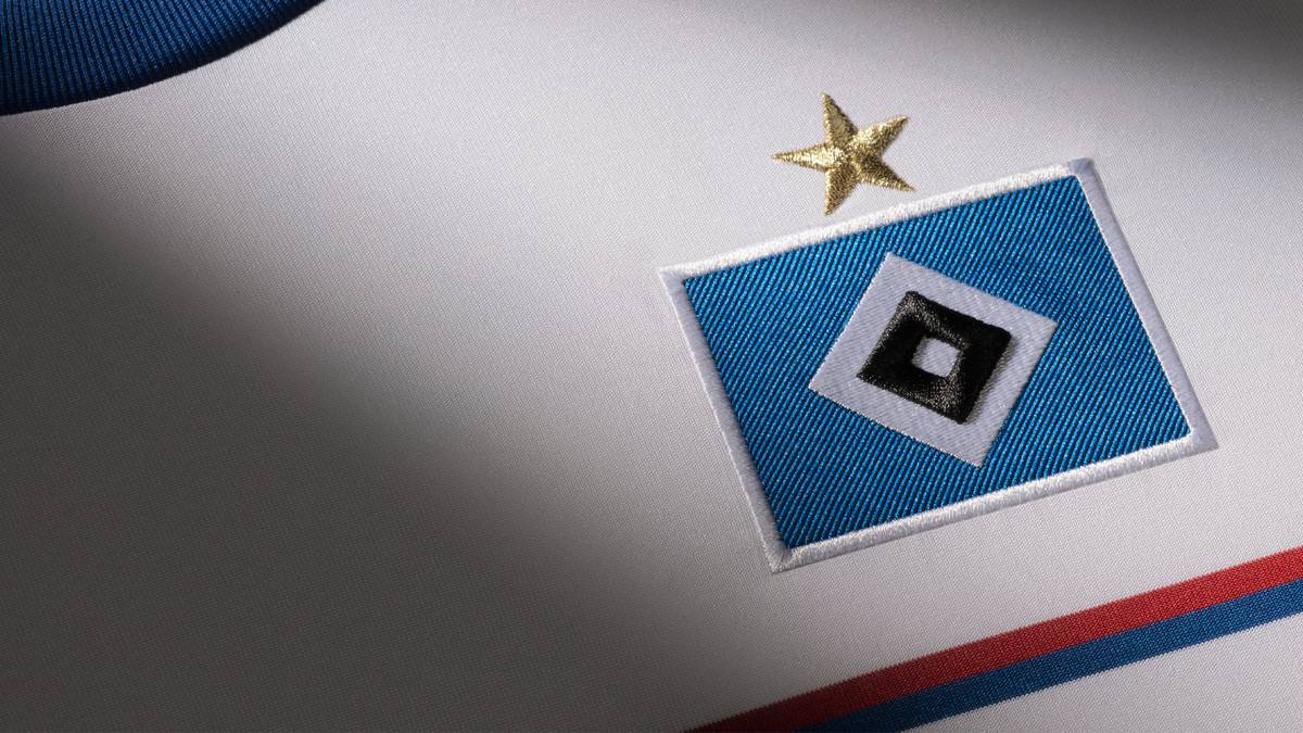 Auffällig an dem neuen Jersey sind die schmalen, rot-blauen Streifen auf der Brust