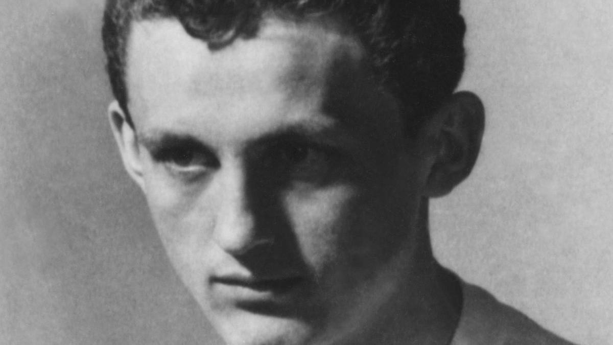 1967: FLORIAN ALBERT (Ungarn/Ferencvaros Budapest): Die Wahl des Ungarn ist die bis dato größte Überraschung in der Geschichte der Auszeichnung. 1967 gewinnt er mit 28 Saisontoren die Meisterschaft in Ungarn, die Auszeichnung ist aber auch für seine Leistung bei der WM 1962