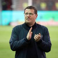 Max Eberl ist nicht länger Sportgeschäftsführer bei RB Leipzig. Sollte Bayern jetzt zuschlagen? Stimmen Sie hier ab in zur Frage der Woche beim STAHLWERK Doppelpass.