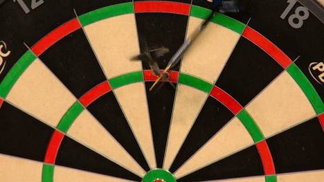 Josh Rock spielt im Viertelfinale gegen Michael van Gerwen sechs perfekte Darts. Bei der zweiten 180 fliegt der dritte Dart scheinbar aus dem Board, findet aber trotzdem den Weg in die Triple 20.