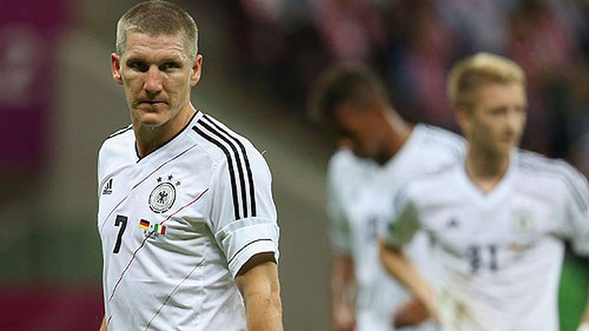 Dieses Negativerlebnis setzt ihm auch psychisch zu. Bei der EM 2012 wirkt er mental angeschlagen. Seine Fitness ist längst nicht bei hundert Prozent. Er kann dem DFB-Team nicht die gewohnten Impulse und Stabilität verleihen. Im Halbfinale ist gegen Italien ist Schluss - und Schweinsteiger gerät in die Kritik
