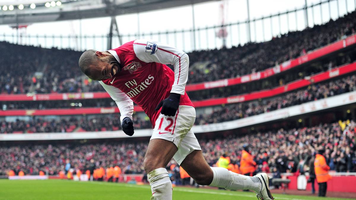 Thierry Henry in bekannter Pose: Der pfeilschnelle Stürmer jubelt für den FC Arsenal. Heute vor 20 Jahren erzielte "Titi" sein erstes Tor für die "Gunners". Insgesamt kommt der Stürmer auf 226 Tore für den FC Arsenal. Weltmeister, Europameister, Champions-League-Sieg sowie nationale Titel begleiten seine Karriere. SPORT1 blickt auf die Laufbahn des Franzosen zurück