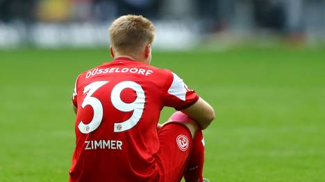 Fortuna Düsseldorf: Jean Zimmer zieht sich Außenbandriss gegen Leverkusen zu. Jean Zimmer von Fortuna Düsseldorf hat sich gegen Leverkusen verletzt