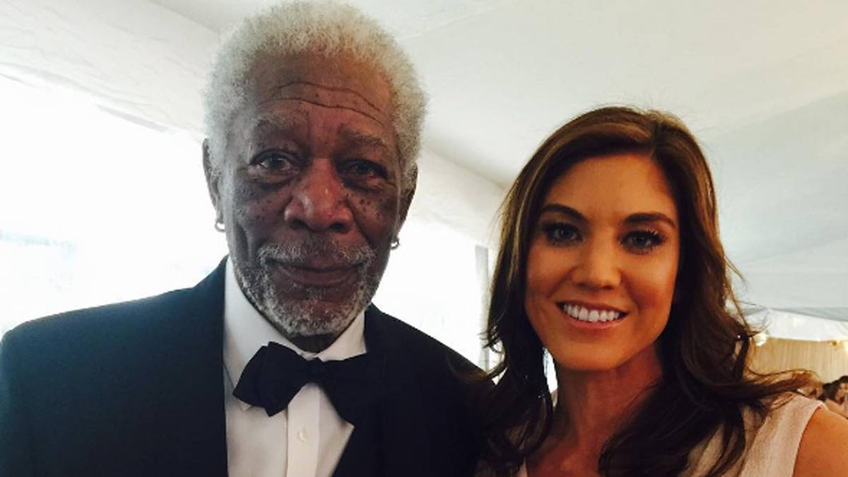 Wenn die Torhüterin um ein Foto bittet, lässt sich auch Schauspiellegende Morgan Freeman nicht lange bitten