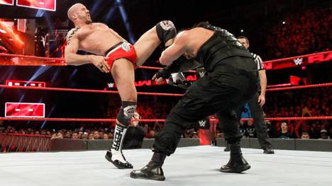 Cesaro (l.) lieferte bei WWE Monday Night RAW gegen Roman Reigns ein Klasse-Match ab