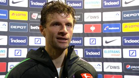 Nach der Niederlage in Frankfurt stellt sich wieder nur Thomas Müller in den Interviews. Der Routinier erklärt, warum nach schwierigen Spielen meist er Rede und Antwort stehen muss. 