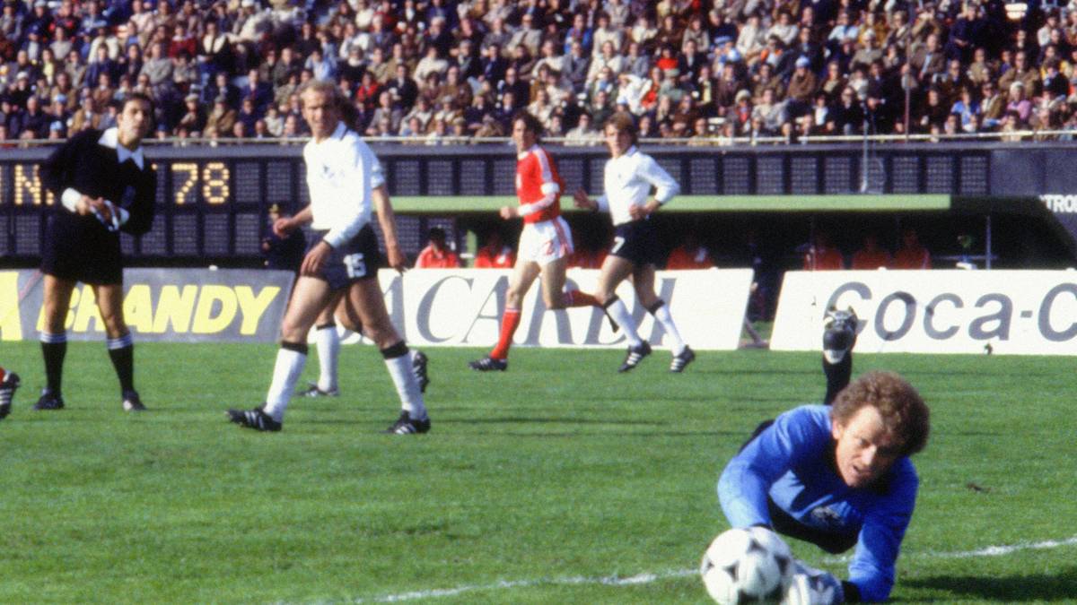 WM 1978: DEUTSCHLAND - POLEN 0:0 - Es ist wie verhext. Auch im vierten Eröffnungsspiel fällt kein Tor. Weltmeister Deutschland (im Bild Torhüter Sepp Maier) und Polen bieten den Zuschauern in Buenos Aires fußballerische Magerkost