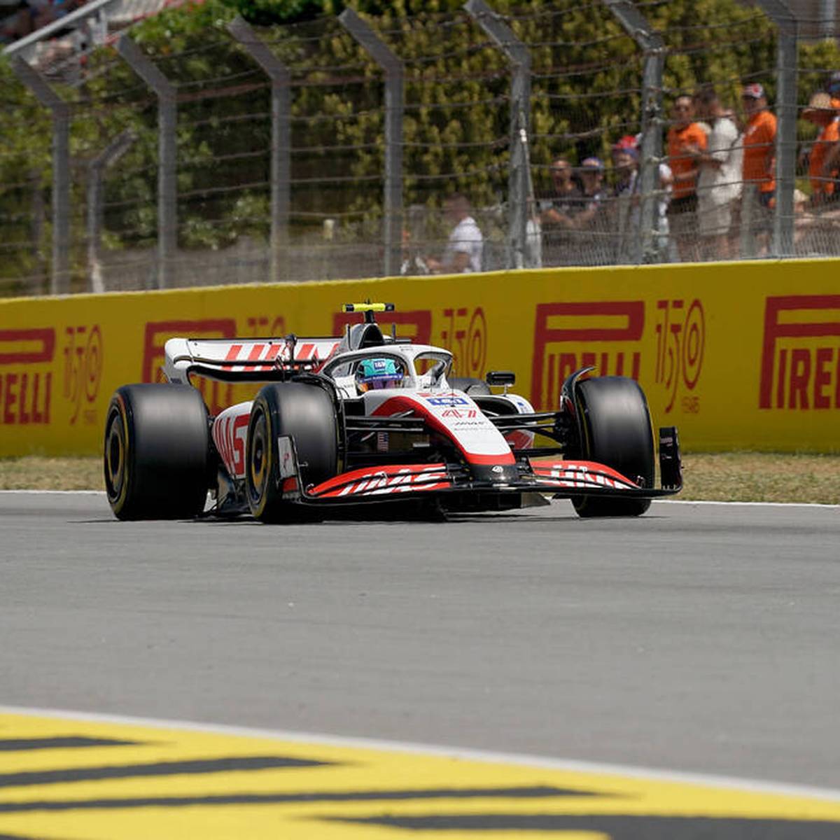 Charles Leclerc schnappt Max Verstappen beim Qualifying in Barcelona die Pole weg. Mick Schumacher landet eine Bestleistung.