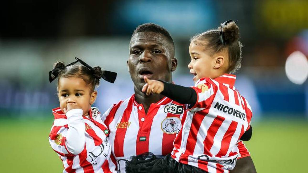 Royston Drenthe mit zwei seiner fünf Töchter (2019) 