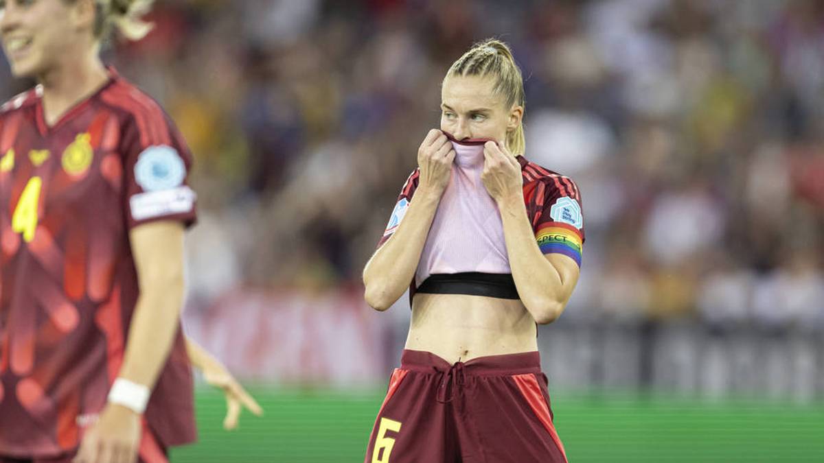 Bis vor zwei Jahren übte die 26-Jährige, begeisterte Nintendo-Switch-Zockerin, noch beide Berufe aus und war gerne auf Streife unterwegs. Seit ihrem Wechsel zum VfL Wolfsburg ist sie bei der Polizei freigestellt und hat sich im DFB-Team von einer Ersatzspielerin zur Stammkraft entwickelt.